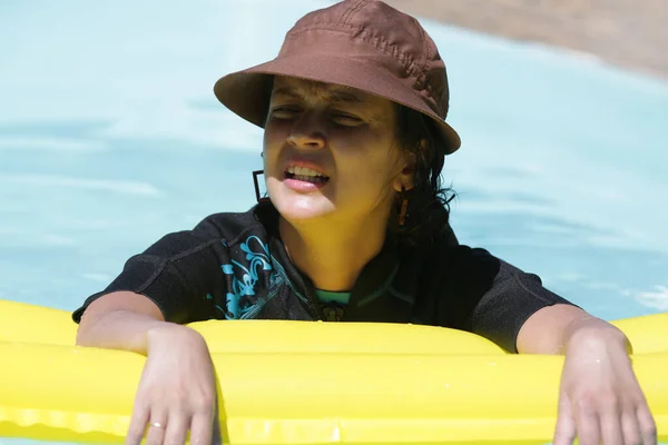 Mulher Piscina Relaxando Água Azul Com Sol Seu Rosto — Fotografia de Stock