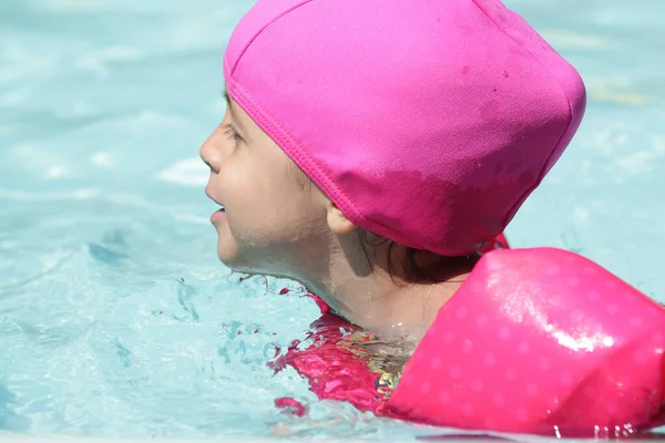 Kind Het Zwembad Zwemmen Met Roze Praalwagen Met Blauw Water — Stockfoto