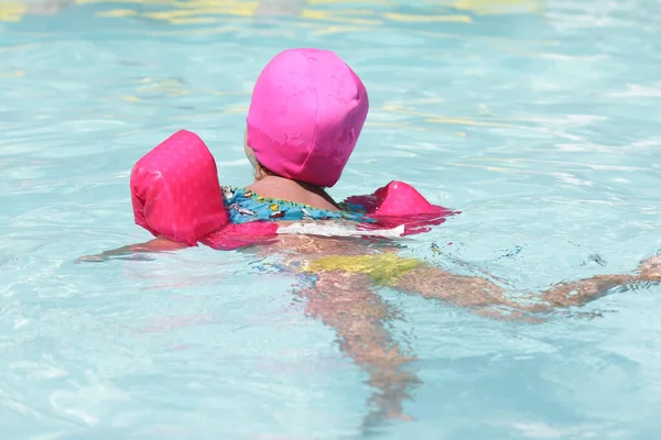 Criança Piscina Nadando Com Flutuador Rosa Com Água Azul — Fotografia de Stock