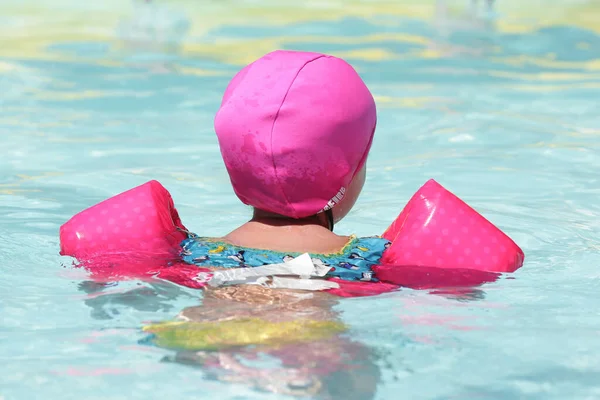 Criança Piscina Nadando Com Flutuador Rosa Com Água Azul — Fotografia de Stock