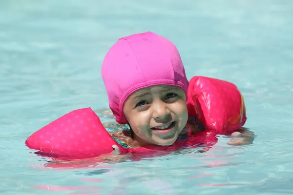 Criança Piscina Nadando Com Flutuador Rosa Com Água Azul — Fotografia de Stock