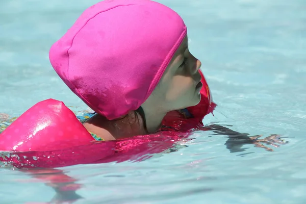 Bambino Piscina Nuotando Con Galleggiante Rosa Con Acqua Blu — Foto Stock