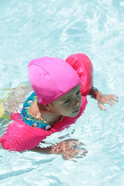 Bambino Piscina Nuotando Con Galleggiante Rosa Con Acqua Blu — Foto Stock