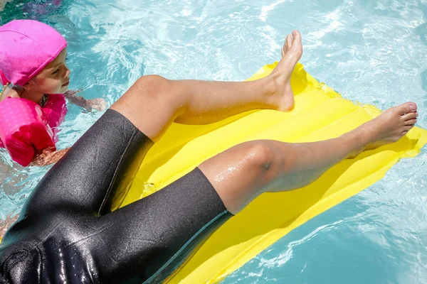 Frau Pool Entspannt Sich Blauen Wasser Mit Der Sonne Gesicht — Stockfoto