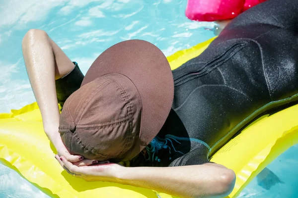 Mulher Piscina Relaxando Água Azul Com Sol Seu Rosto — Fotografia de Stock