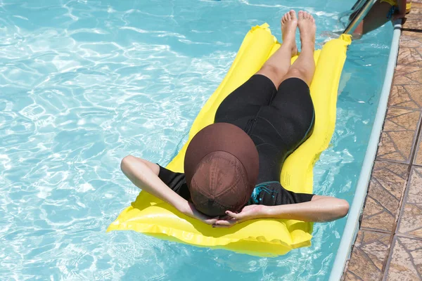 Mulher Piscina Relaxando Água Azul Com Sol Seu Rosto — Fotografia de Stock