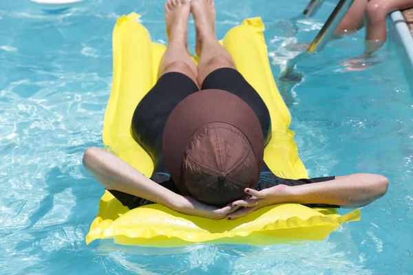 Frau Pool Entspannt Sich Blauen Wasser Mit Der Sonne Gesicht — Stockfoto