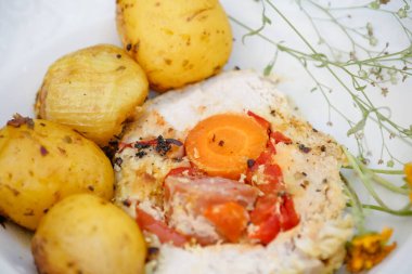 Patates ve soğanlı egzotik tabakta fileto..