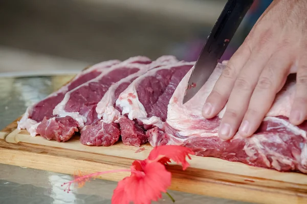 Arka Planda Keskin Bıçakla Masada Sığır Eti Kesiyor — Stok fotoğraf