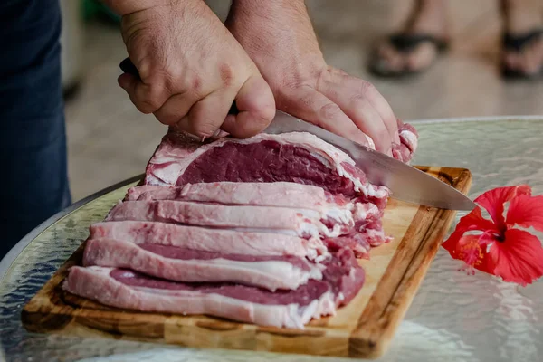Rindfleisch Auf Dem Tisch Mit Scharfem Messer Mit Landschaftlichem Hintergrund Stockbild