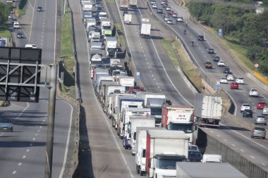 Otoyoldaki arabalar ve kamyonlar günlük kargo taşımacılığı yapıyor..