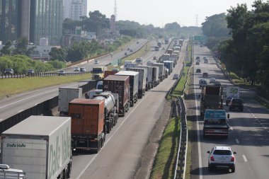 Otoyoldaki arabalar ve kamyonlar günlük kargo taşımacılığı yapıyor..