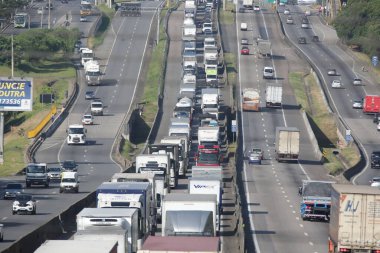 Otoyoldaki arabalar ve kamyonlar günlük kargo taşımacılığı yapıyor..