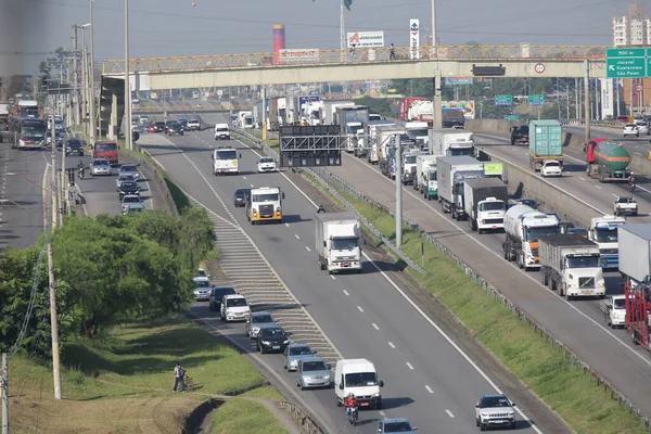 毎日の貨物輸送を行う高速道路上の車やトラック — ストック写真