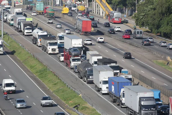 毎日の貨物輸送を行う高速道路上の車やトラック — ストック写真