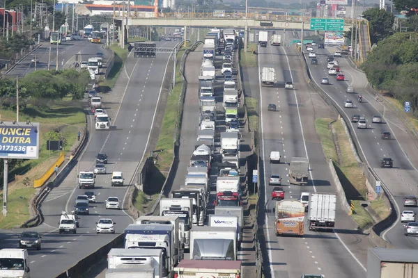 Auto Vrachtwagens Snelweg Doen Dagelijks Goederenvervoer — Stockfoto