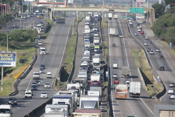 毎日の貨物輸送を行う高速道路上の車やトラック — ストック写真