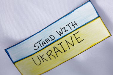 Frase, Ukrayna ile gitarda mavi ve sarı bayrak renginde kal..