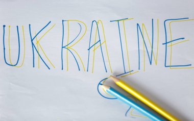 Kalem tutacağında mavi ve sarı renkli kalemler var. Mavi ve sarı Ukrayna 'nın ulusal bayrağının renkleri..