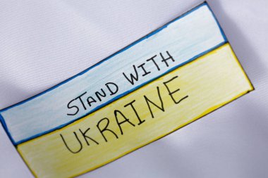 Frase, Ukrayna ile gitarda mavi ve sarı bayrak renginde kal..