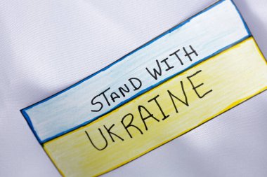 Frase, Ukrayna ile gitarda mavi ve sarı bayrak renginde kal..