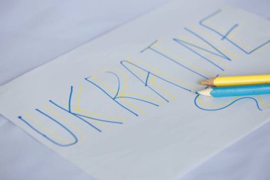 Kalem tutacağında mavi ve sarı renkli kalemler var. Mavi ve sarı Ukrayna 'nın ulusal bayrağının renkleri..