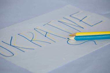 Kalem tutacağında mavi ve sarı renkli kalemler var. Mavi ve sarı Ukrayna 'nın ulusal bayrağının renkleri..