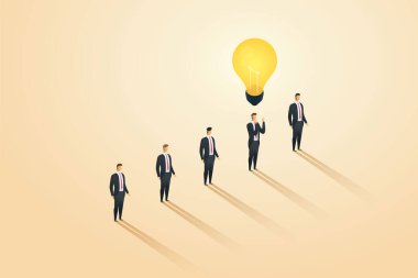 Yaratıcı iş adamı kalabalıkta göze çarpıyor. Ticari fikirlerin başarı kavramı iş adamı ampulün altında tek başına duruyor. Isometric illüstrasyon vektörü.