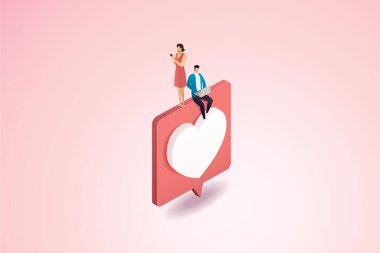 Çift, dizüstü bilgisayar ve akıllı telefondan kalp şeklinde bir mesaj gönderiyor. Pembe arka planda online sevgililer günü. izometrik vektör çizimi