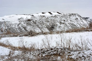 Yol boyunca parlak, renkli yüksek dağlar, zirveler, dik tepeler bulunur ve kışın açık beyaz karla kaplıdır. Gri-beyaz gökyüzüne karşı çok ilginç ve büyüleyici bir manzara.. 