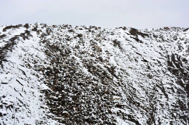Yol boyunca parlak, renkli yüksek dağlar, zirveler, dik tepeler bulunur ve kışın açık beyaz karla kaplıdır. Gri-beyaz gökyüzüne karşı çok ilginç ve büyüleyici bir manzara.. 