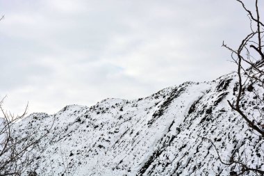 Yol boyunca parlak, renkli yüksek dağlar, zirveler, dik tepeler bulunur ve kışın açık beyaz karla kaplıdır. Gri-beyaz gökyüzüne karşı çok ilginç ve büyüleyici bir manzara.. 