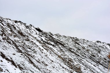 Yol boyunca parlak, renkli yüksek dağlar, zirveler, dik tepeler bulunur ve kışın açık beyaz karla kaplıdır. Gri-beyaz gökyüzüne karşı çok ilginç ve büyüleyici bir manzara.. 