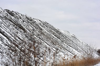 Yol boyunca parlak, renkli yüksek dağlar, zirveler, dik tepeler bulunur ve kışın açık beyaz karla kaplıdır. Gri-beyaz gökyüzüne karşı çok ilginç ve büyüleyici bir manzara.. 