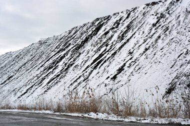 Yol boyunca parlak, renkli yüksek dağlar, zirveler, dik tepeler bulunur ve kışın açık beyaz karla kaplıdır. Gri-beyaz gökyüzüne karşı çok ilginç ve büyüleyici bir manzara.. 