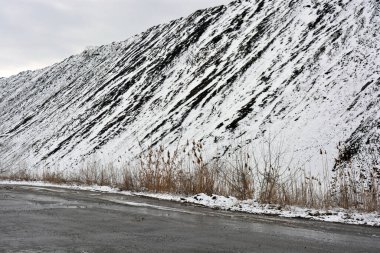 Yol boyunca parlak, renkli yüksek dağlar, zirveler, dik tepeler bulunur ve kışın açık beyaz karla kaplıdır. Gri-beyaz gökyüzüne karşı çok ilginç ve büyüleyici bir manzara.. 
