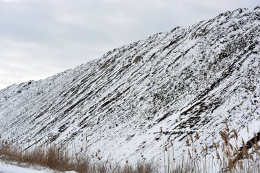 Yol boyunca parlak, renkli yüksek dağlar, zirveler, dik tepeler bulunur ve kışın açık beyaz karla kaplıdır. Gri-beyaz gökyüzüne karşı çok ilginç ve büyüleyici bir manzara.. 