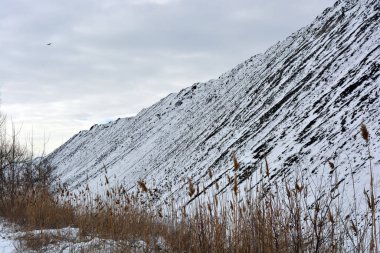Yol boyunca parlak, renkli yüksek dağlar, zirveler, dik tepeler bulunur ve kışın açık beyaz karla kaplıdır. Gri-beyaz gökyüzüne karşı çok ilginç ve büyüleyici bir manzara.. 