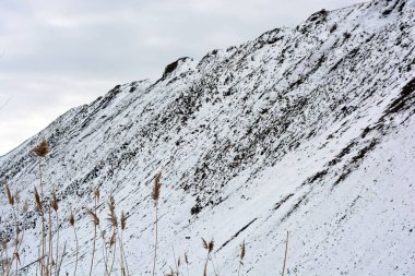 Yol boyunca parlak, renkli yüksek dağlar, zirveler, dik tepeler bulunur ve kışın açık beyaz karla kaplıdır. Gri-beyaz gökyüzüne karşı çok ilginç ve büyüleyici bir manzara.. 
