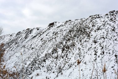 Yol boyunca parlak, renkli yüksek dağlar, zirveler, dik tepeler bulunur ve kışın açık beyaz karla kaplıdır. Gri-beyaz gökyüzüne karşı çok ilginç ve büyüleyici bir manzara.. 
