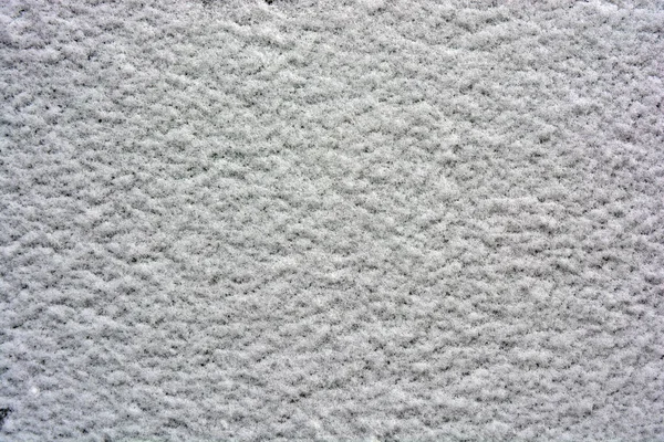 暗い金属板に接着された白 ふわふわの雪 冬の白い背景 — ストック写真