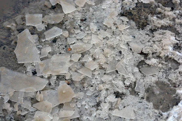 Rozbitý Průhledný Led Malé Kousky Ledové Kůrky Leží Zamrzlé Kaluže — Stock fotografie