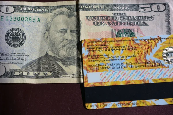 Американські Гроші Один Законопроект Сша Доларів Українською Банківською Кредитною Карткою — стокове фото