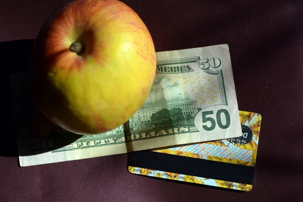 Dinheiro Americano Uma Conta Dólares Com Uma Grande Maçã Vermelha — Fotografia de Stock
