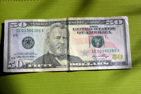 美国的天然货币 美国的钞票 价值50美元 该名称位于有趣的绿色背景上 — 图库照片