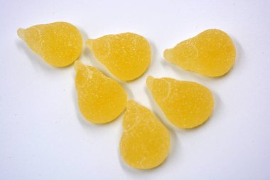 Armut, elma, ahududu, portakal dilimleri, karpuz ve limon gibi doğal meyve sularından yapılan güzel ve renkli jöle şekerleri..