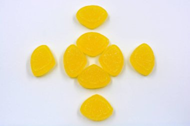 Armut, elma, ahududu, portakal dilimleri, karpuz ve limon gibi doğal meyve sularından yapılan güzel ve renkli jöle şekerleri..