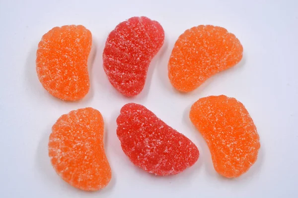 鲜红的橙汁甜甜的形式是橙子片 马达林 伟大的水果 美味而有趣的糖果位于白色的背景上 — 图库照片