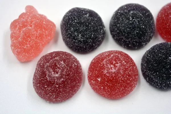 采购产品明亮的樱桃 粉红色 美味的糖果形式的水果 覆盆子 各种各样的果冻糖果 各种颜色的糖果都在白色的背景上 — 图库照片