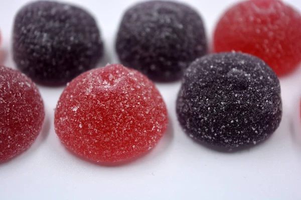 采购产品明亮的樱桃 粉红色 美味的糖果形式的水果 覆盆子 各种各样的果冻糖果 各种颜色的糖果都在白色的背景上 — 图库照片